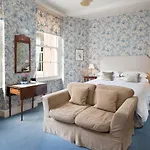 Warwick Hall Bed and breakfast