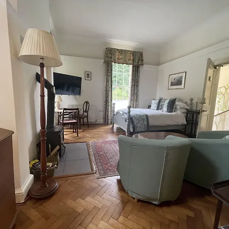 Warwick Hall Bed & Breakfast 4*