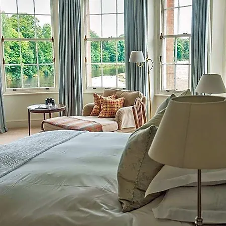 Warwick Hall 4*
