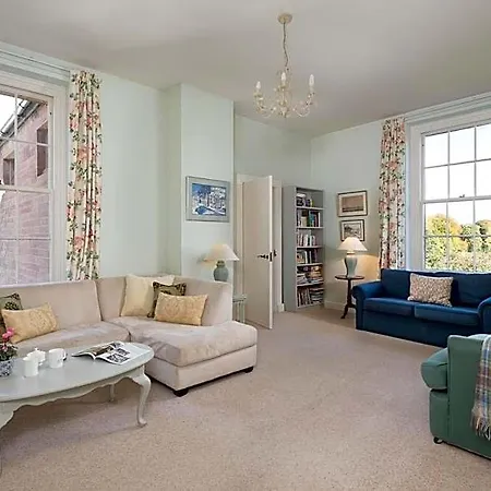Warwick Hall 4*