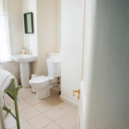 Warwick Hall Bed & Breakfast 4*