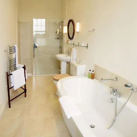 Warwick Hall Bed & Breakfast 4*
