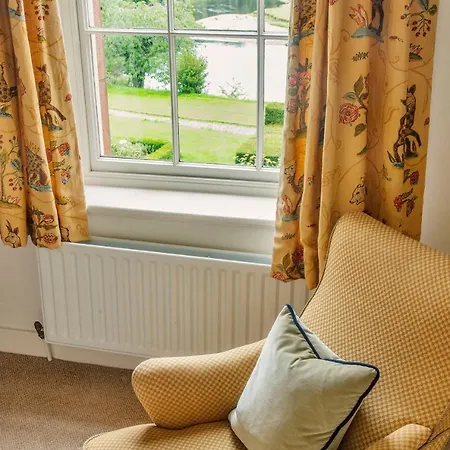 Warwick Hall 4*