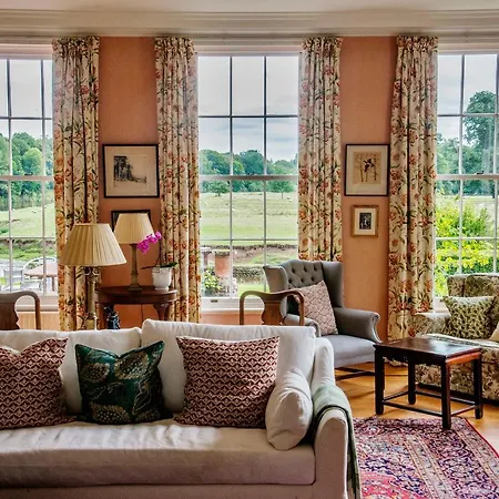 Warwick Hall Bed & Breakfast 4*